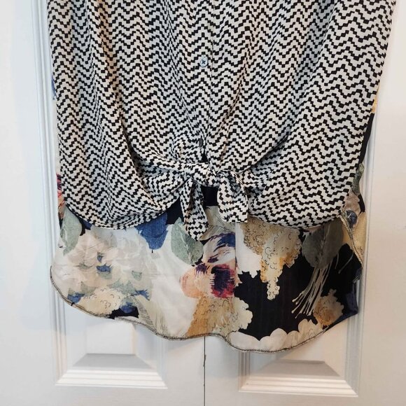 Elizabeth and James Black and White Sleeveless Blouse - Picture 2 of 12